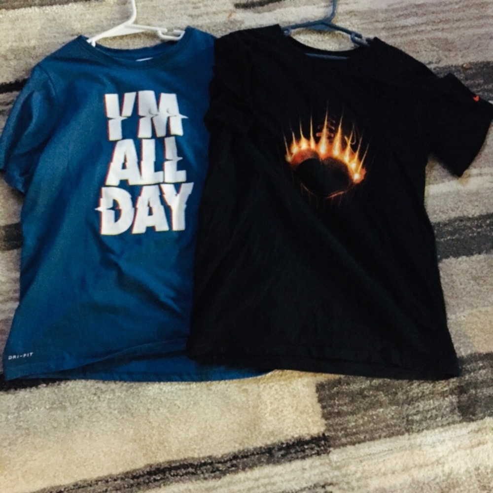 Boys sz large Nike t shirts